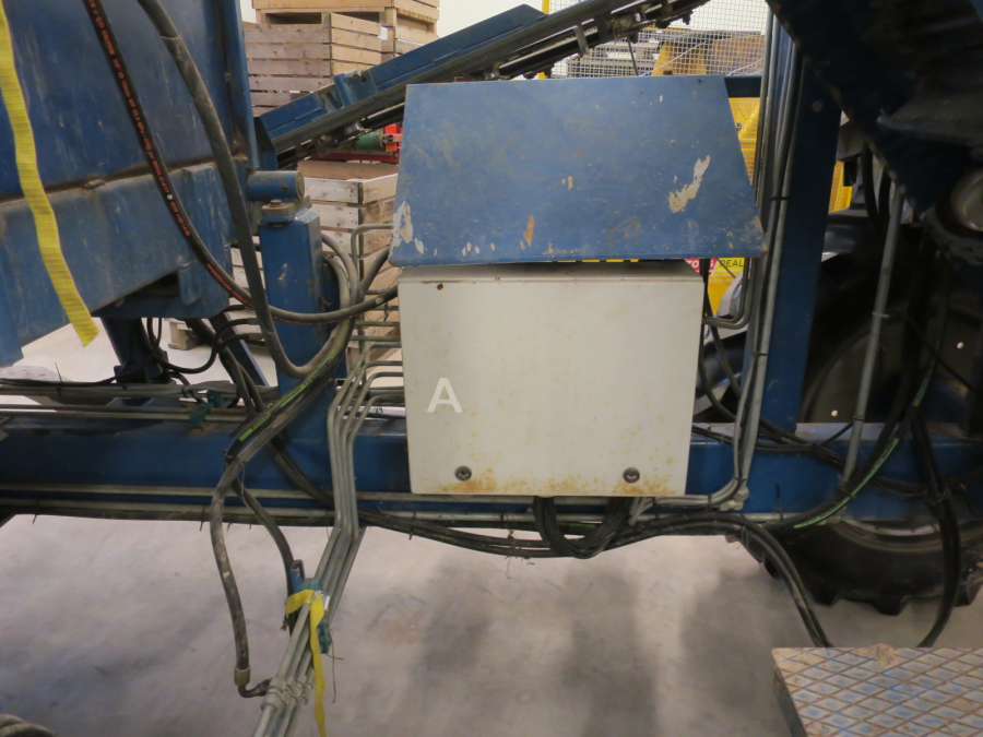 5490 Asa-Lift carrot harvester with bunker