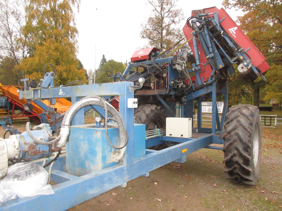 5499 Asa-Lift T-100 DF carrot harvester with elevator