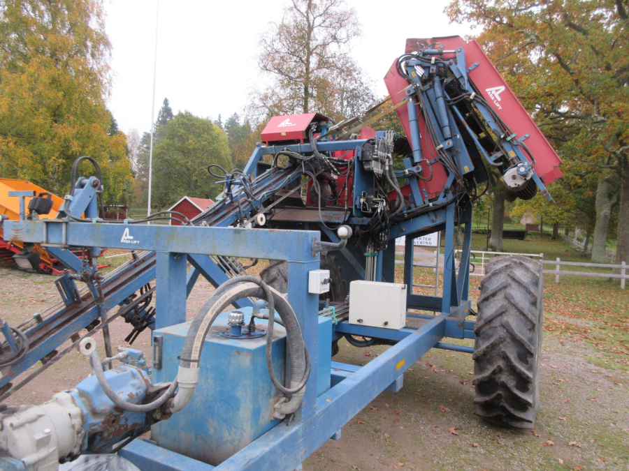 5499 Asa-Lift T-100 DF carrot harvester with elevator