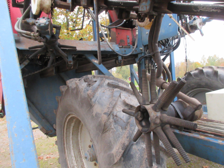 5499 Asa-Lift T-100 DF carrot harvester with elevator