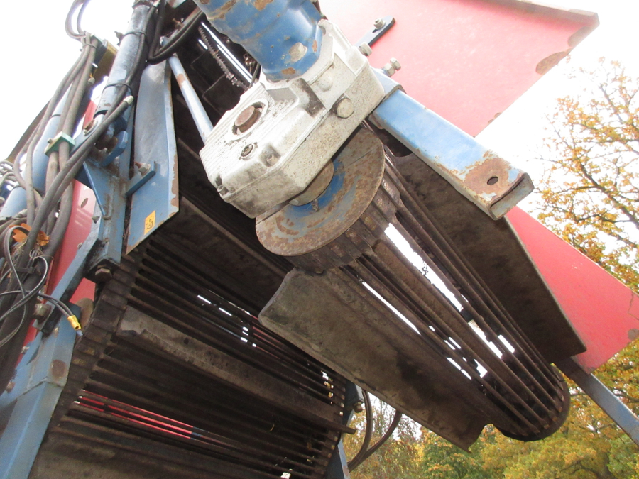 5499 Asa-Lift T-100 DF carrot harvester with elevator