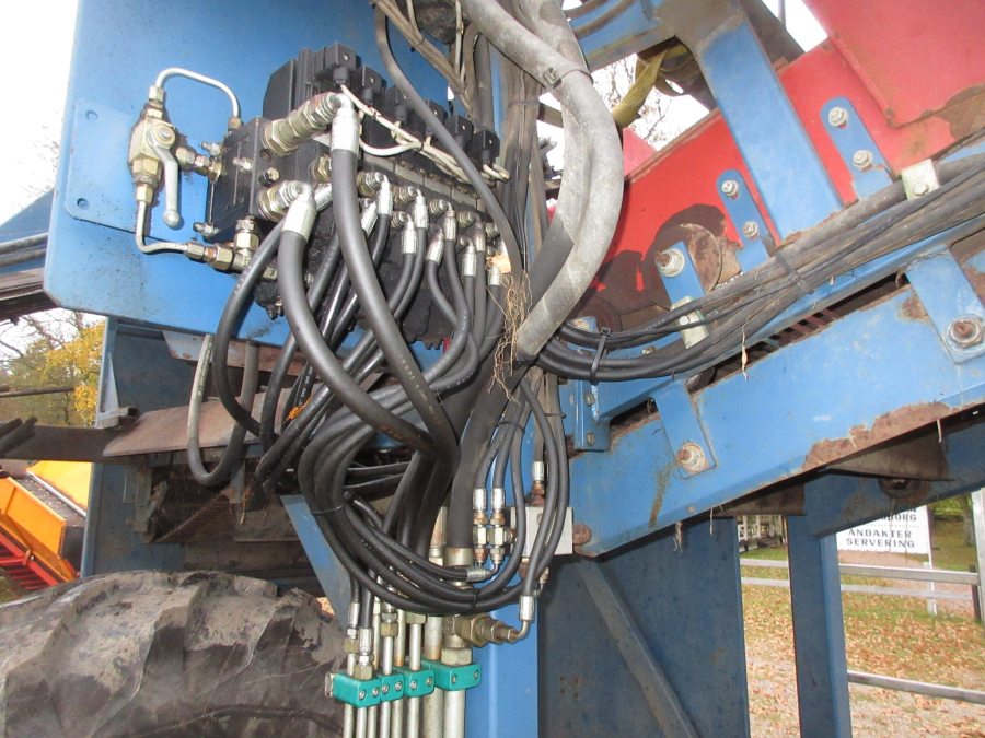 5499 Asa-Lift T-100 DF carrot harvester with elevator