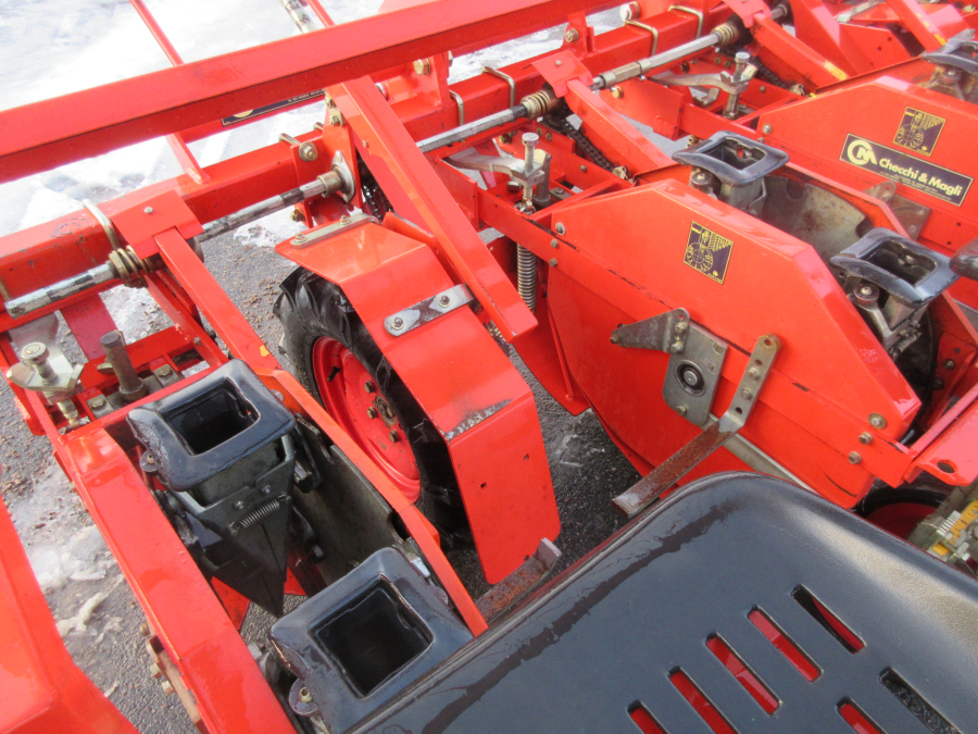 5537 Checchi & Magli Wolf Transplanter