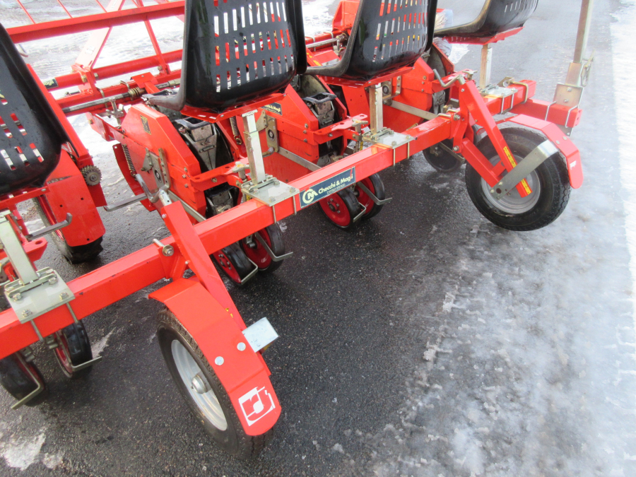 5537 Checchi & Magli Wolf Transplanter