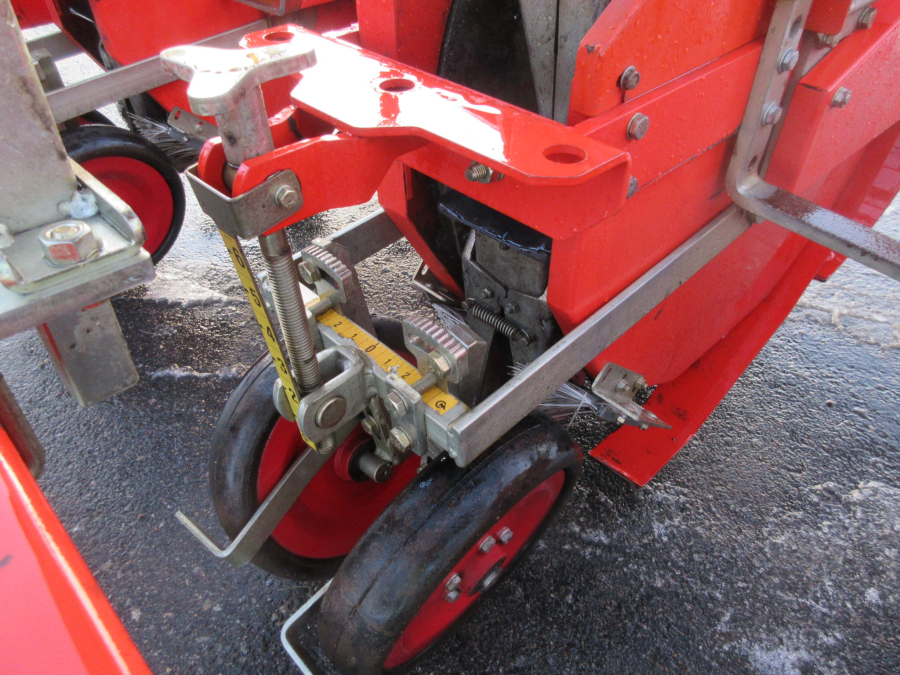 5537 Checchi & Magli Wolf Transplanter
