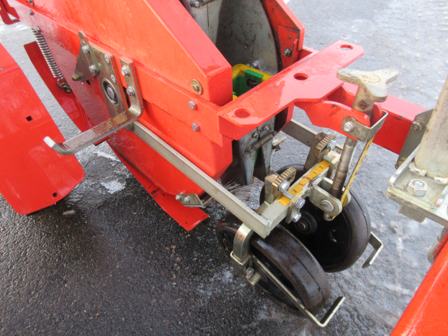 5537 Checchi & Magli Wolf Transplanter