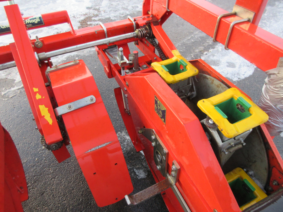 5537 Checchi & Magli Wolf Transplanter