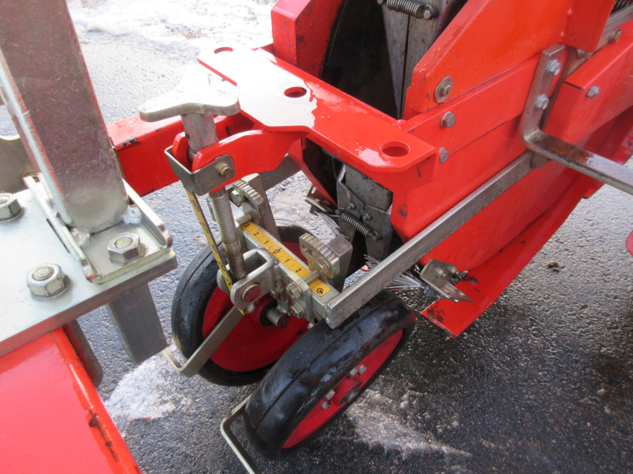 5537 Checchi & Magli Wolf Transplanter