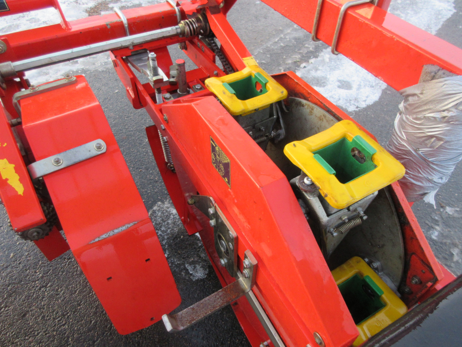 5537 Checchi & Magli Wolf Transplanter