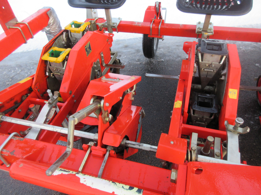 5537 Checchi & Magli Wolf Transplanter