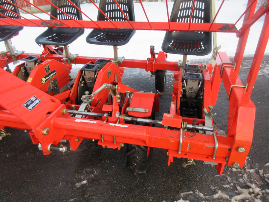 5537 Checchi & Magli Wolf Transplanter