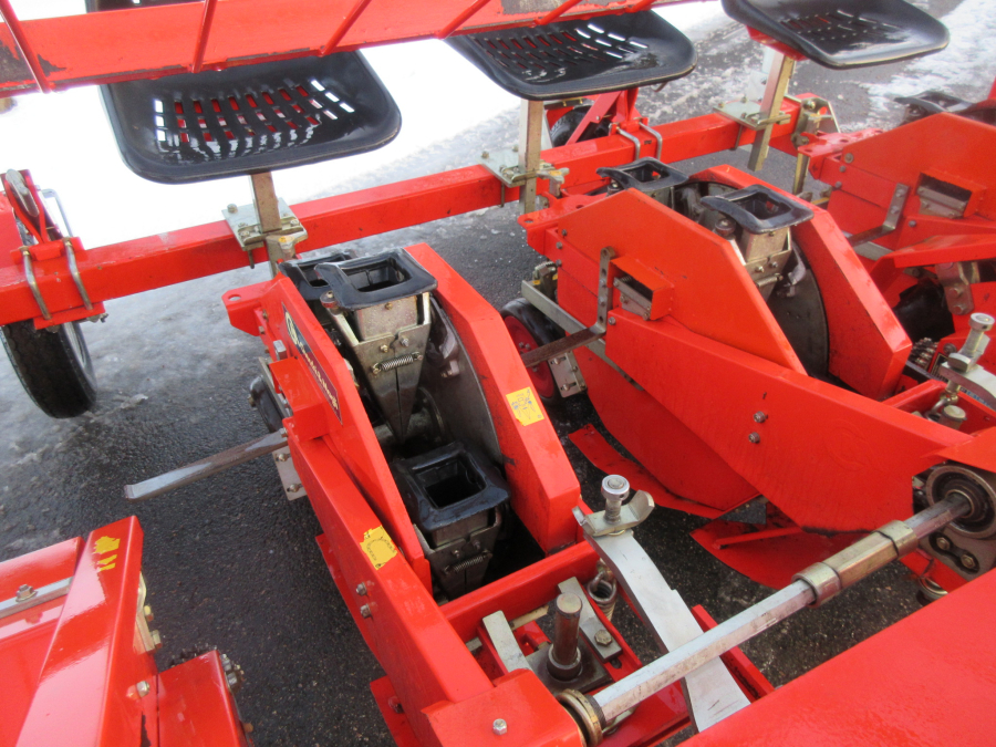 5537 Checchi & Magli Wolf Transplanter