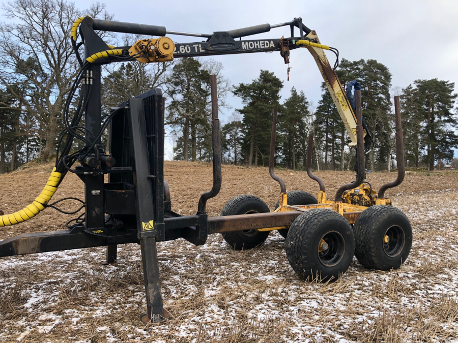 5542 Tractor Valmet 465 4WD with Moheda timber trailer 10 ton