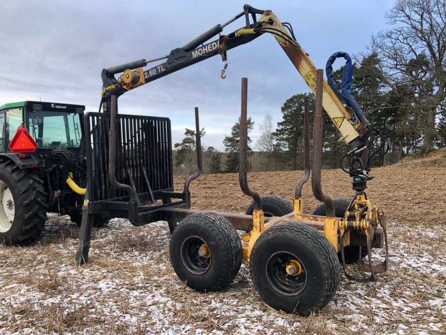 5542 Tractor Valmet 465 4WD with Moheda timber trailer 10 ton