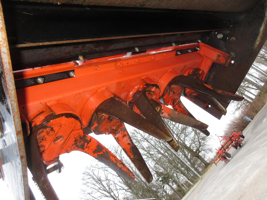 5544 EMY bed former with power harrow