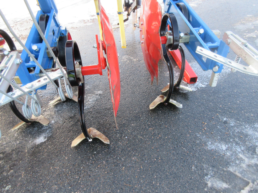 5559 Hatzenbichler row crop cleaner with fertilizer