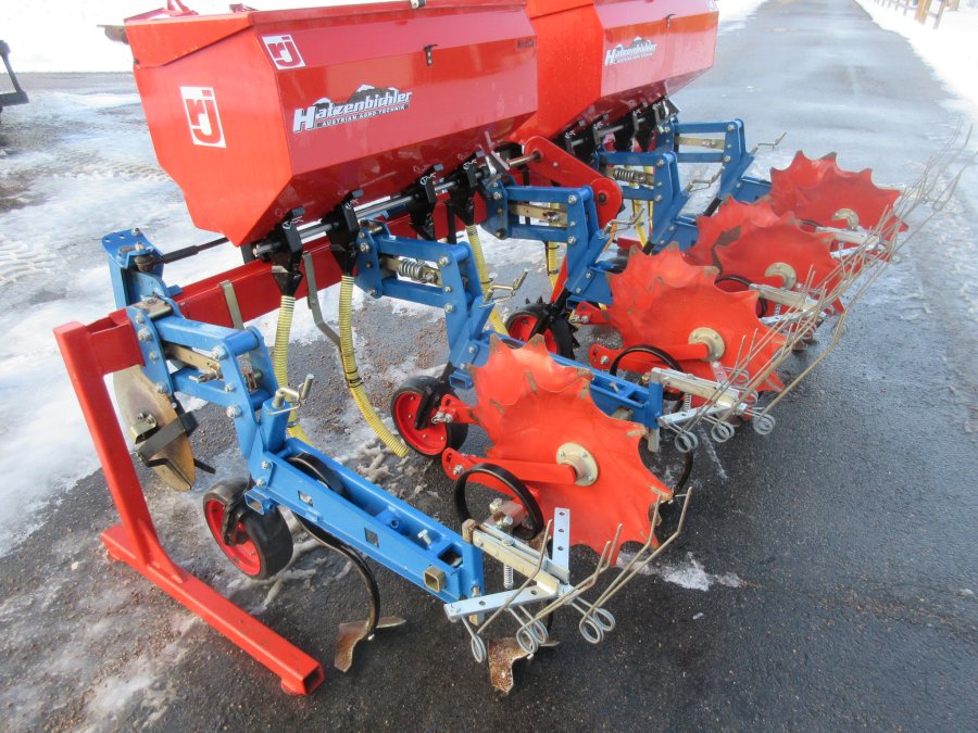 5559 Hatzenbichler row crop cleaner with fertilizer