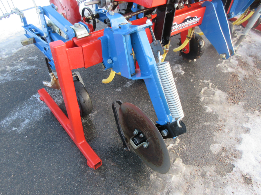 5559 Hatzenbichler row crop cleaner with fertilizer