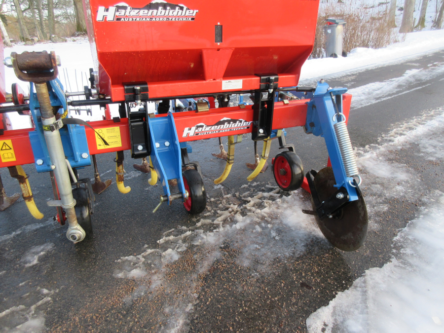 5559 Hatzenbichler row crop cleaner with fertilizer