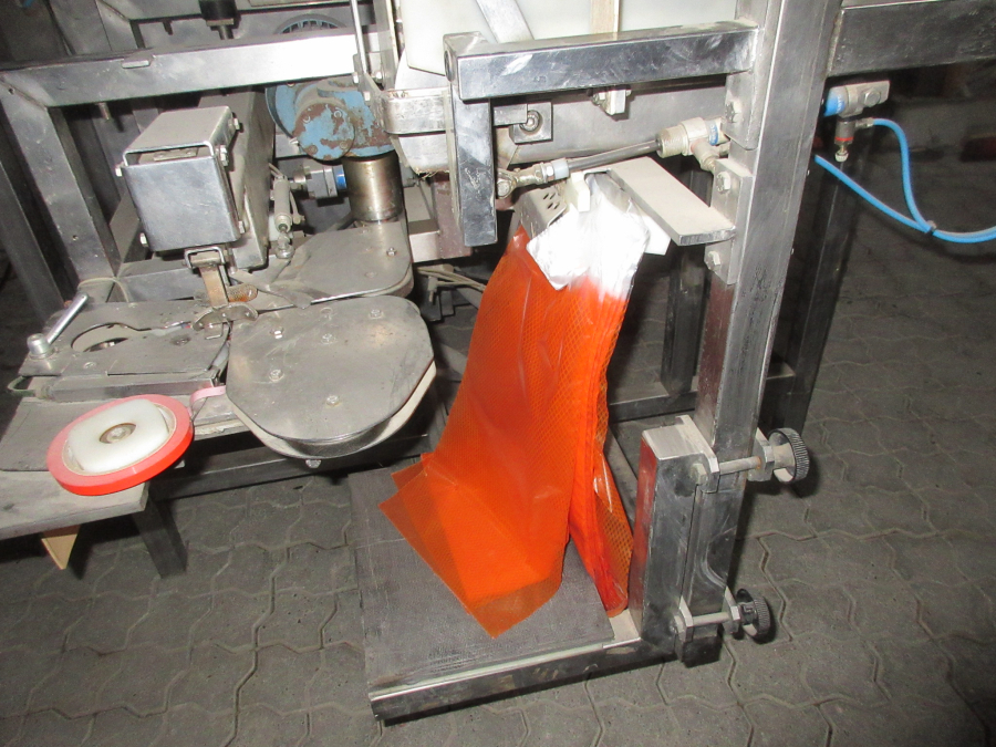 5560 Newtec 2000 with G40 tape twister bagger