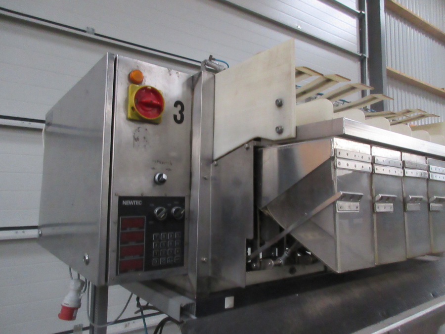 5560 Newtec 2000 with G40 tape twister bagger