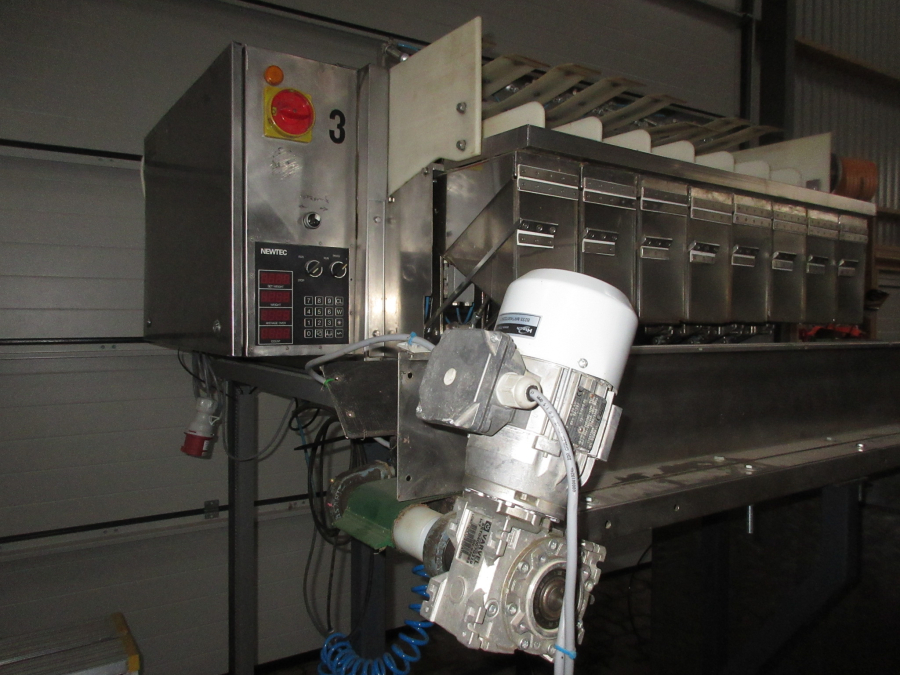 5560 Newtec 2000 with G40 tape twister bagger