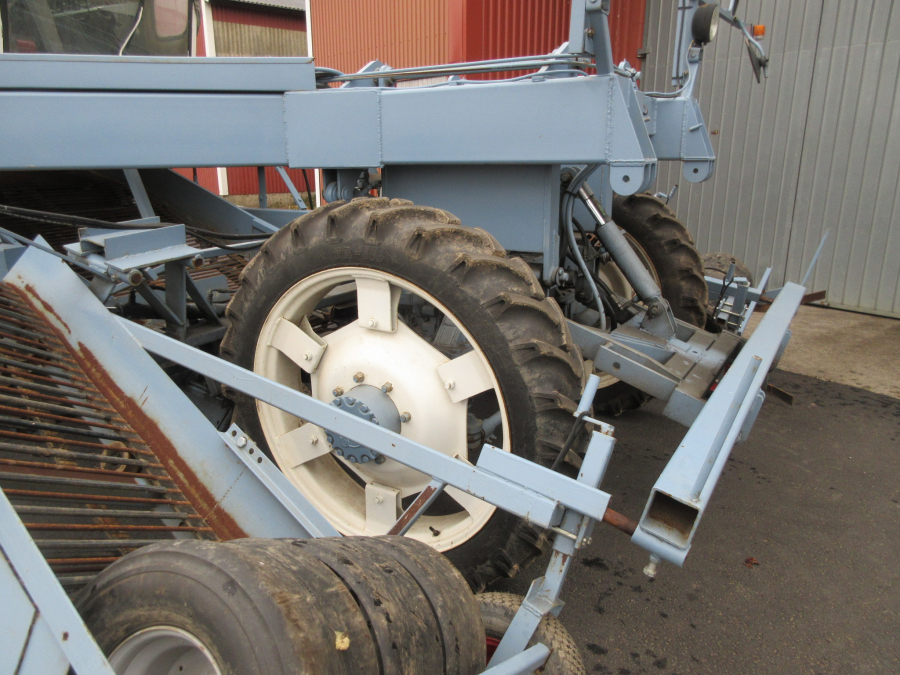 5573 Onion loader selfpropelled 3 beds