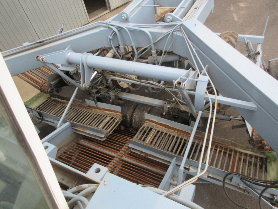 5573 Onion loader selfpropelled 3 beds