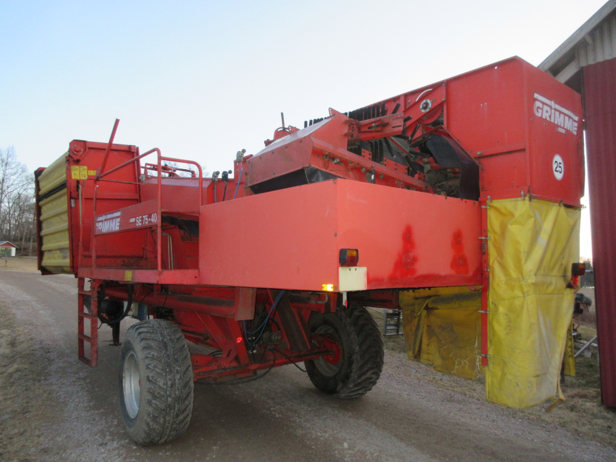 5611 Grimme SE75-40 potato harvester