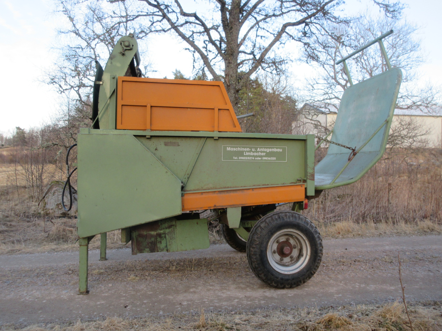 5614 Limbacher Haulmer straw feeder to Strawberries for big bales