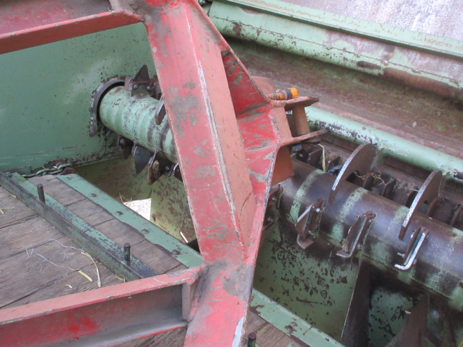 5614 Limbacher Haulmer straw feeder to Strawberries for big bales