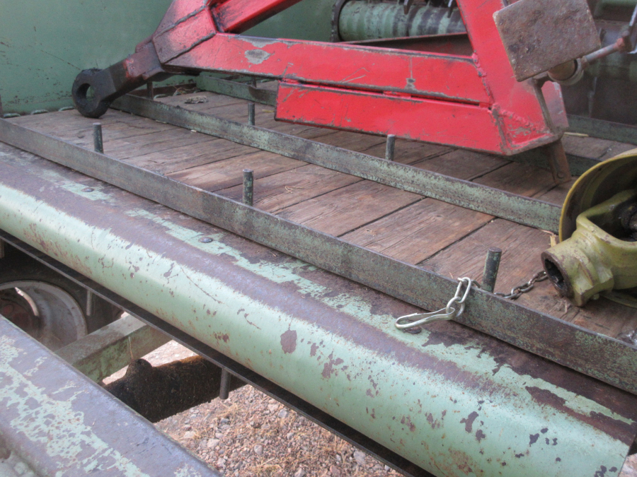 5614 Limbacher Haulmer straw feeder to Strawberries for big bales