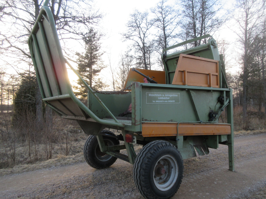 5614 Limbacher Haulmer straw feeder to Strawberries for big bales