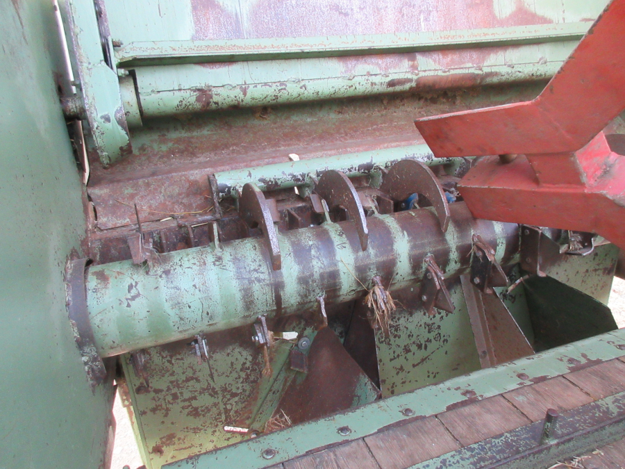 5614 Limbacher Haulmer straw feeder to Strawberries for big bales
