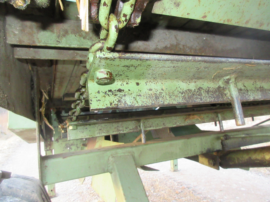 5614 Limbacher Haulmer straw feeder to Strawberries for big bales