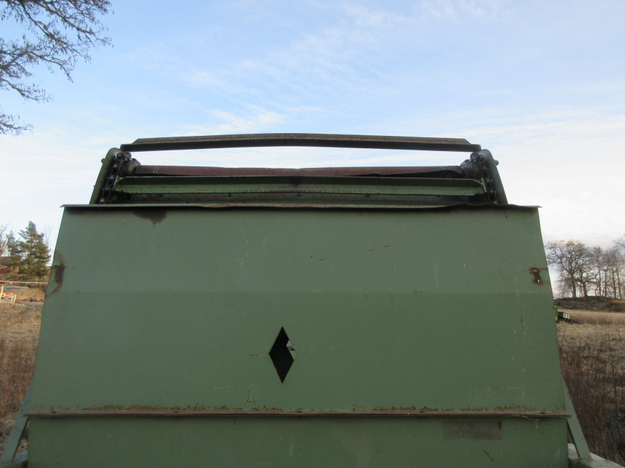 5614 Limbacher Haulmer straw feeder to Strawberries for big bales