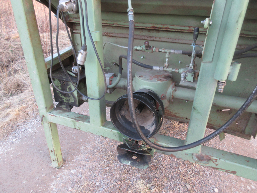 5614 Limbacher Haulmer straw feeder to Strawberries for big bales