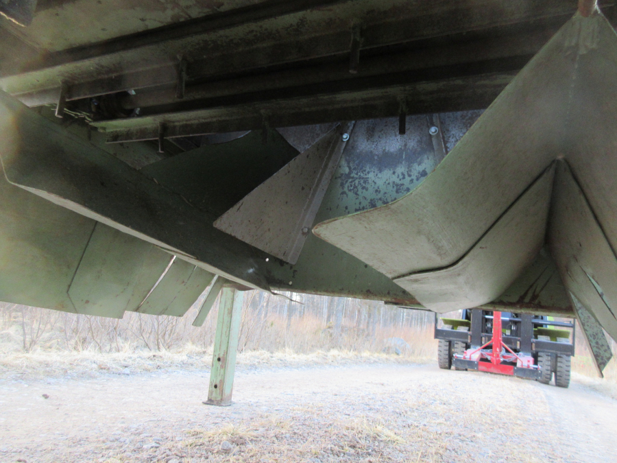 5614 Limbacher Haulmer straw feeder to Strawberries for big bales