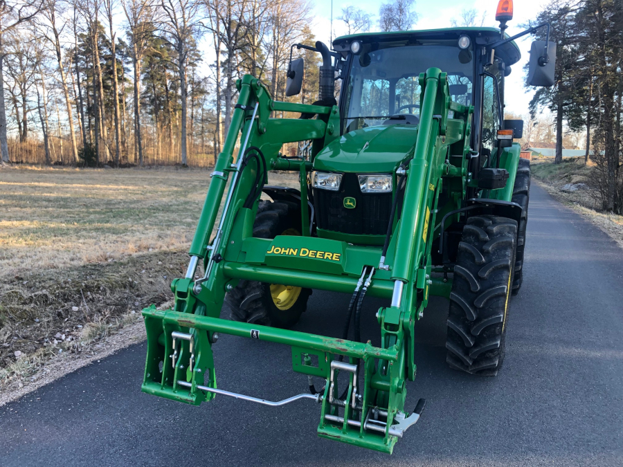5619 John Deere 5075E tractor for export with front loader