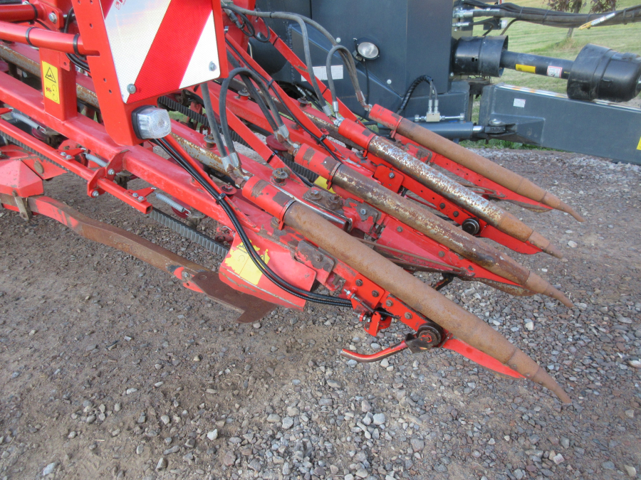 5662 Dewulf GKIIS carrot harvester 2 row with elevator