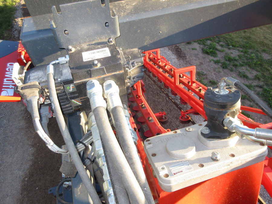 5662 Dewulf GKIIS carrot harvester 2 row with elevator