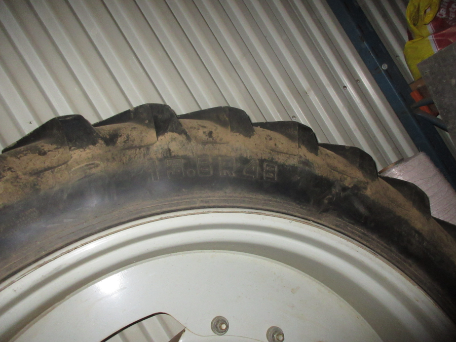 5664 Row crop tires suitable for example to New Holland T6 T7