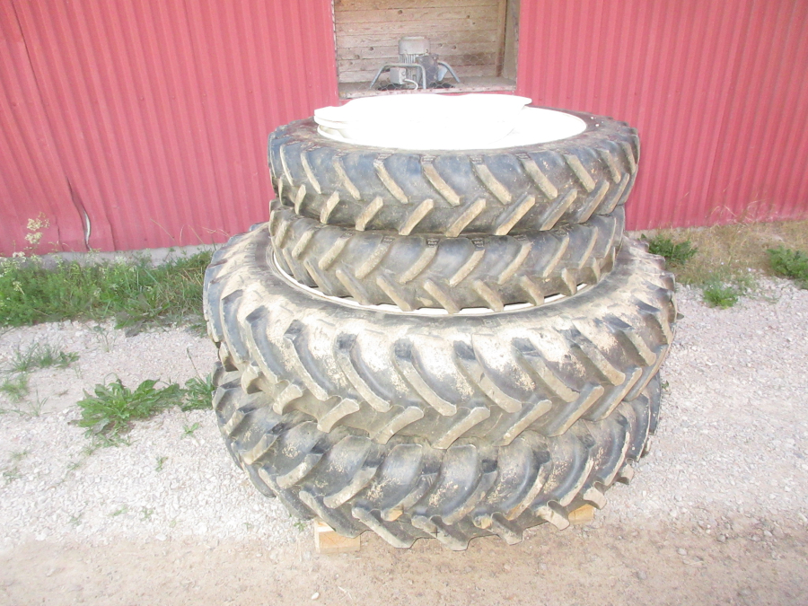 5664 Row crop tires suitable for example to New Holland T6 T7