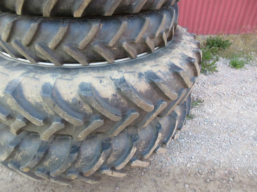 5664 Row crop tires suitable for example to New Holland T6 T7