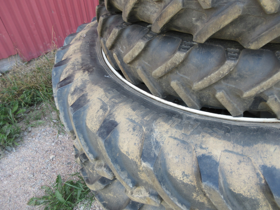 5664 Row crop tires suitable for example to New Holland T6 T7