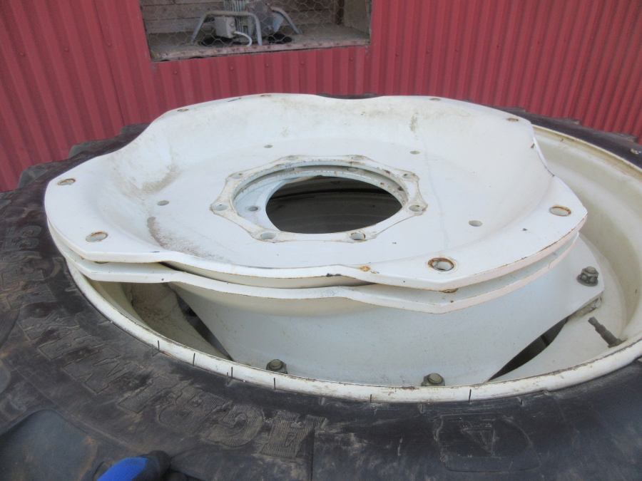 5664 Row crop tires suitable for example to New Holland T6 T7
