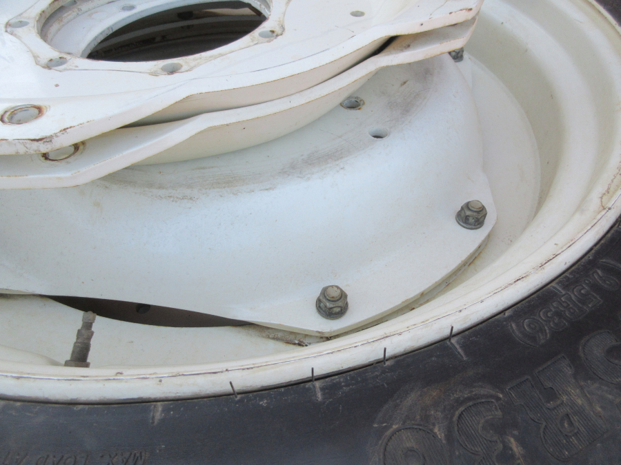 5664 Row crop tires suitable for example to New Holland T6 T7