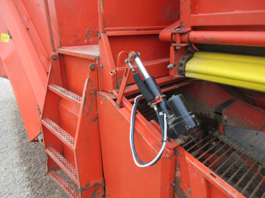 5669 Grimme SE75-40 potato harvester