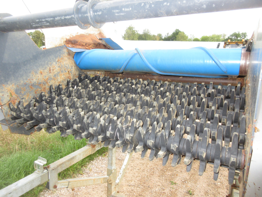 5686 Allround feeding bunker with star cleaning rollers