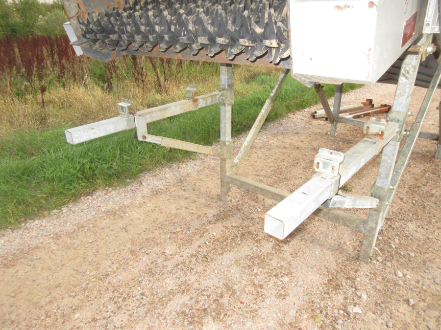 5686 Allround feeding bunker with star cleaning rollers
